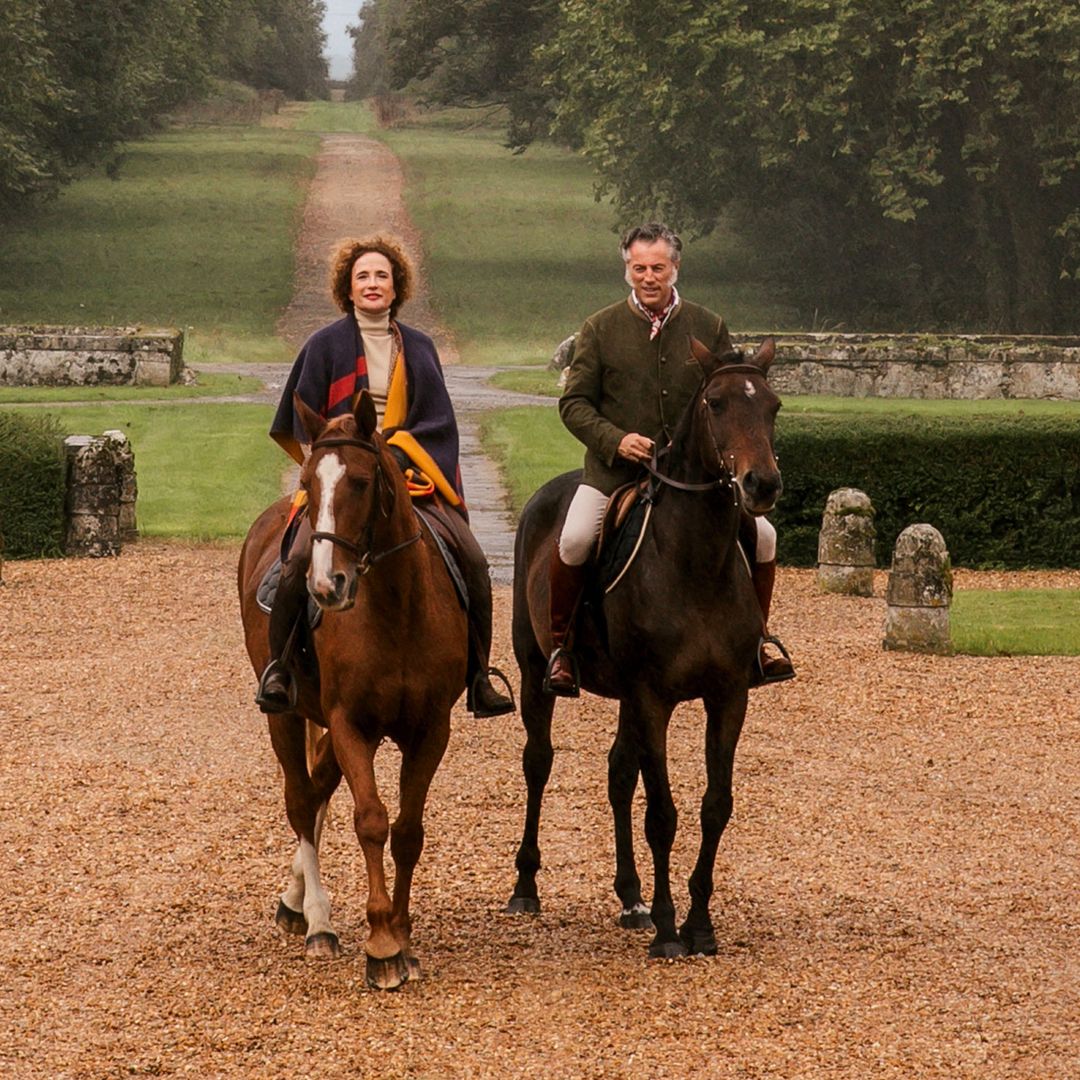 Flore posando a caballo junto a su gran amigo, Ignacio Goitia, que le ayudó a reformar el castillo. La propiedad cuenta con otros 3.300 metros cuadrados dedicados a lavanderías, graneros, establos, una piscina y varias granjas escondidas en el frondoso bosque. 