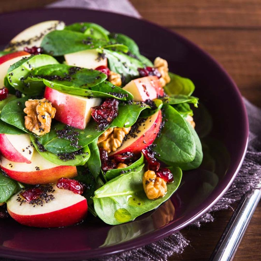 Ensalada de espinacas y manzana con aliño de semillas de amapola