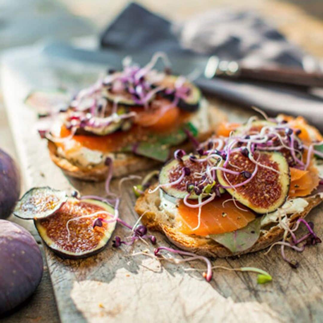 Tostada de salmón con queso e higos