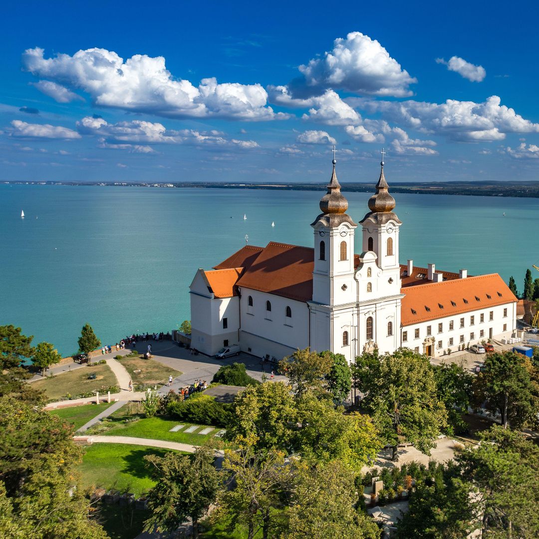 Monasterio benedictino de Tihany asomado al lago Balaton, Hungría