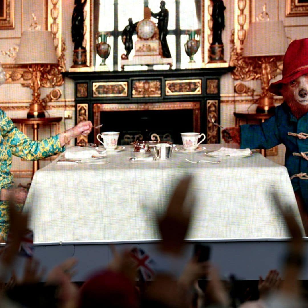 Isabel II sorprende con un divertido sketch junto al oso Paddington al ritmo de 'We will rock you'