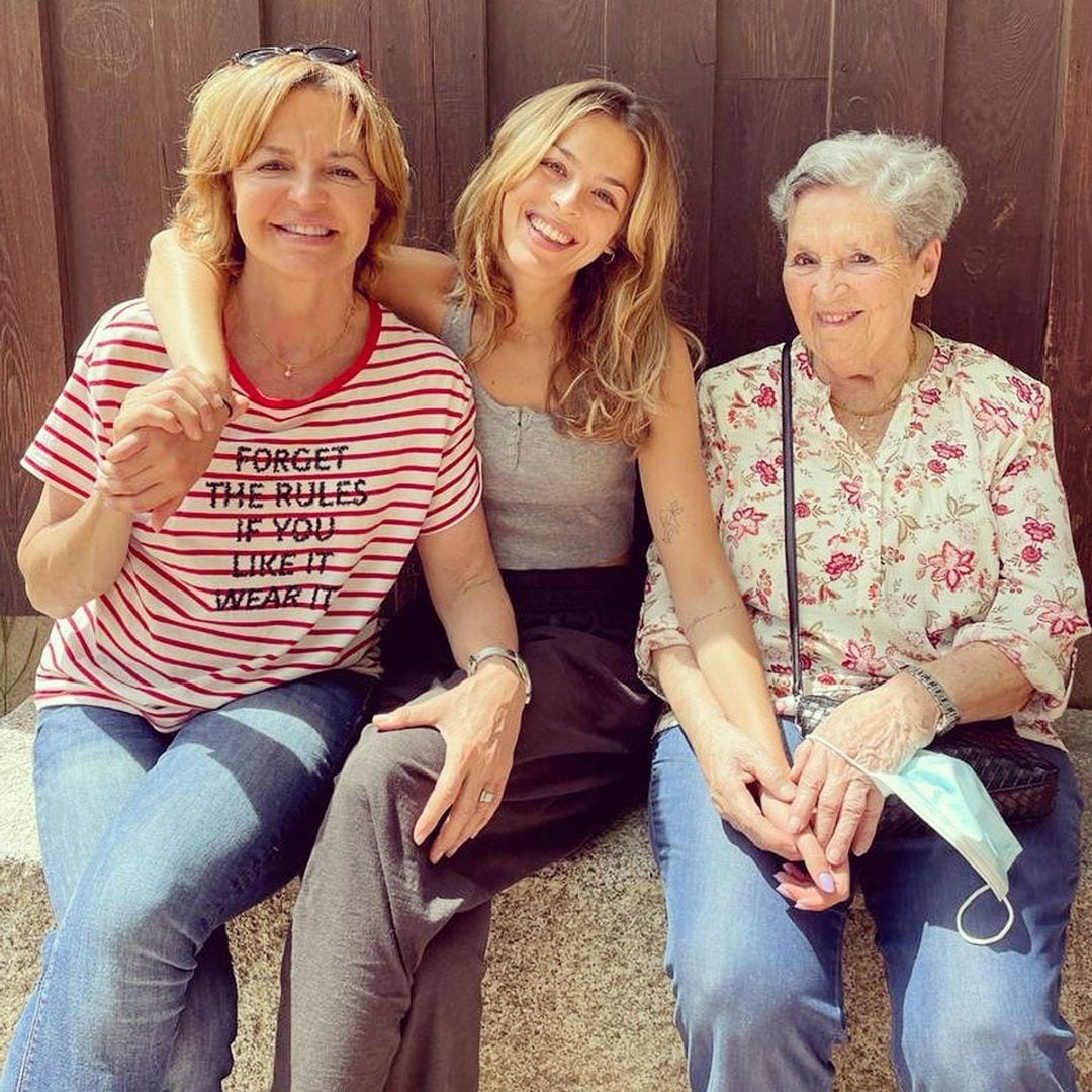 Almudena Ariza con su hija y su madre