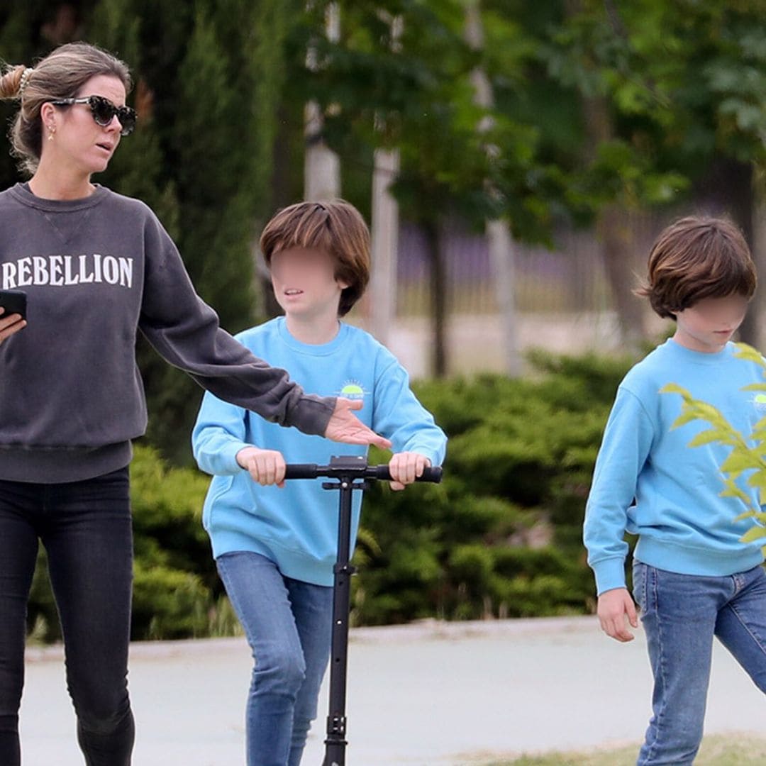 Entre partidos de fútbol y poesías, la apasionante tarde de Amelia Bono con sus hijos