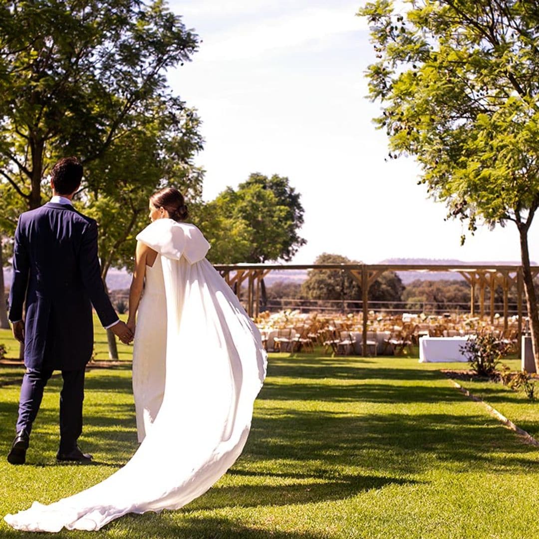 Un vestido midi con lazada para la boda de Carlota en Sevilla