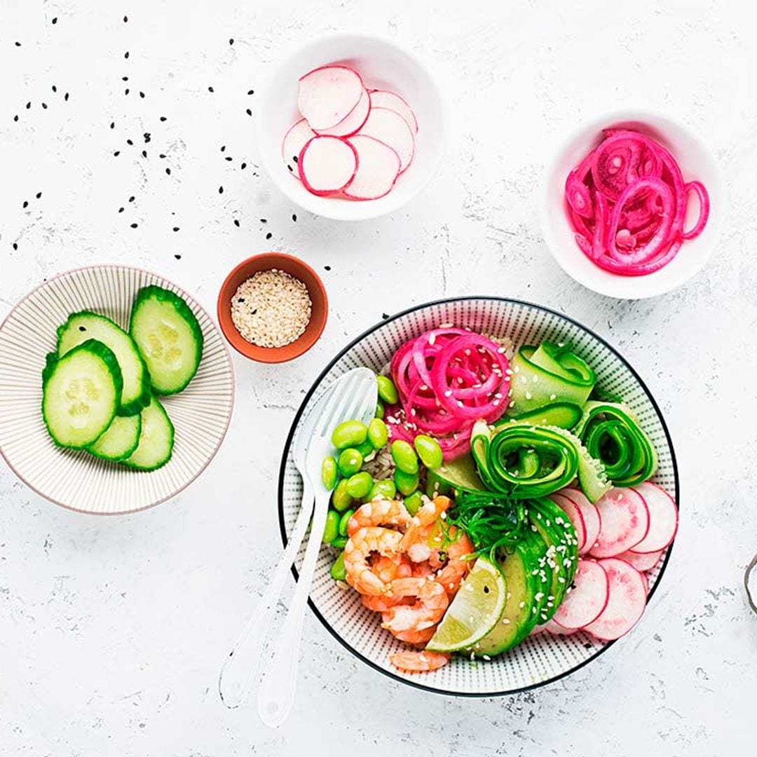 'Bowl' fresco con gambas, arroz integral y vegetales