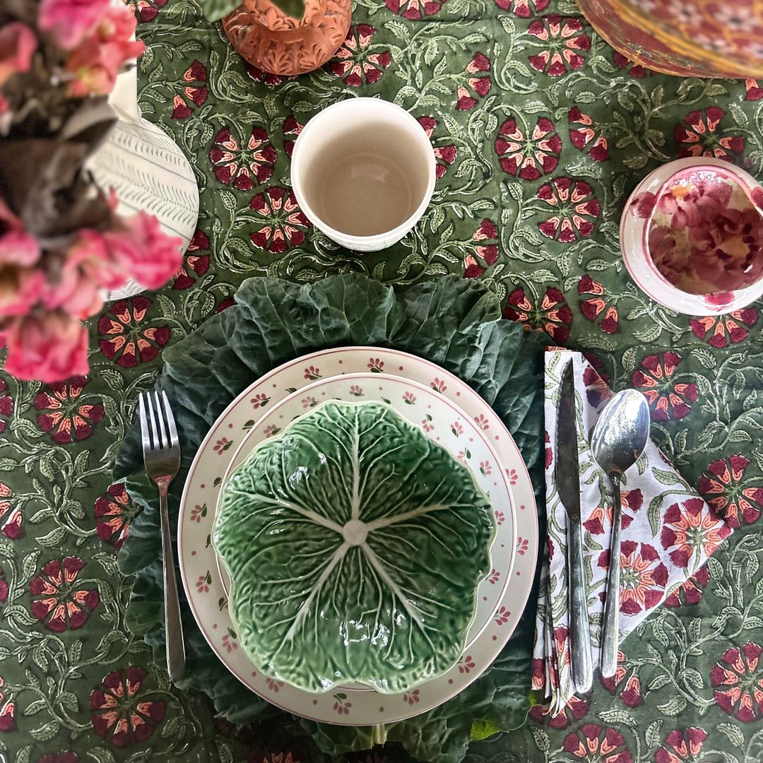 Foto general y detalles del almuerzo frente al prado con mantel y servilletas de @tdetote, vasos de @vidadura.pt y vajilla comprada en Portugal. Adoro el textil de @tdetote, mi nuevo descubrimiento.  A la izquierda, cesta de ratán de mercadillo con jarra y vasos de @vidadura.pt. 