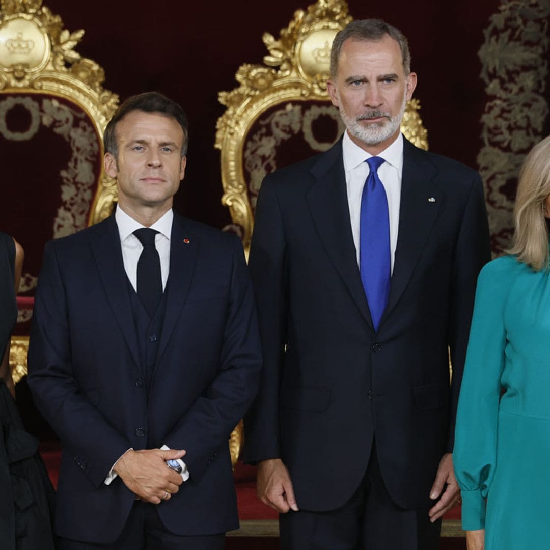 Con un recatado diseño verde, Brigitte Macron rompe sus propias reglas en Madrid