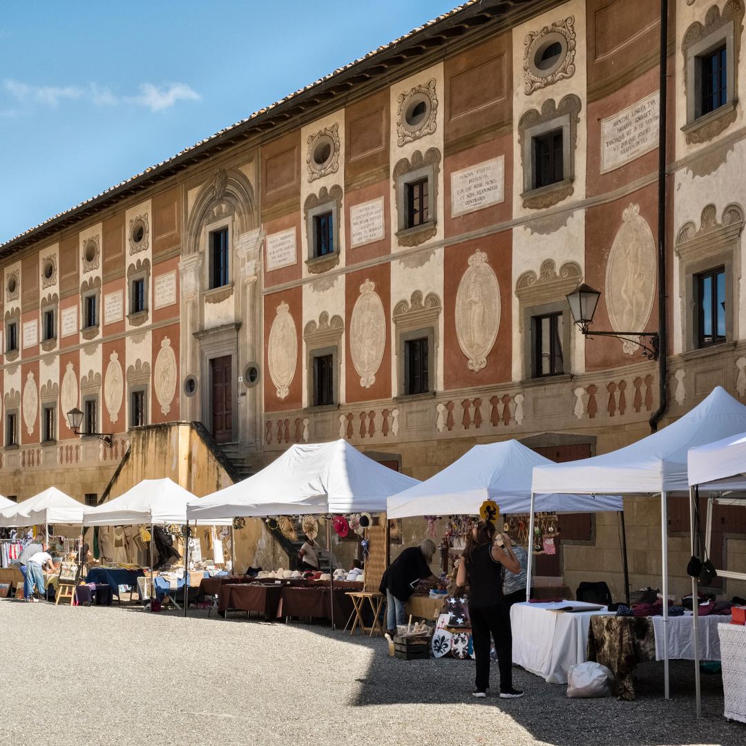 Plaza de San Miniato, un encantador pueblo de la Toscana italiana