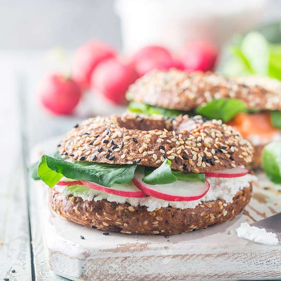 'Bagel' con crema de queso, rábano y aguacate