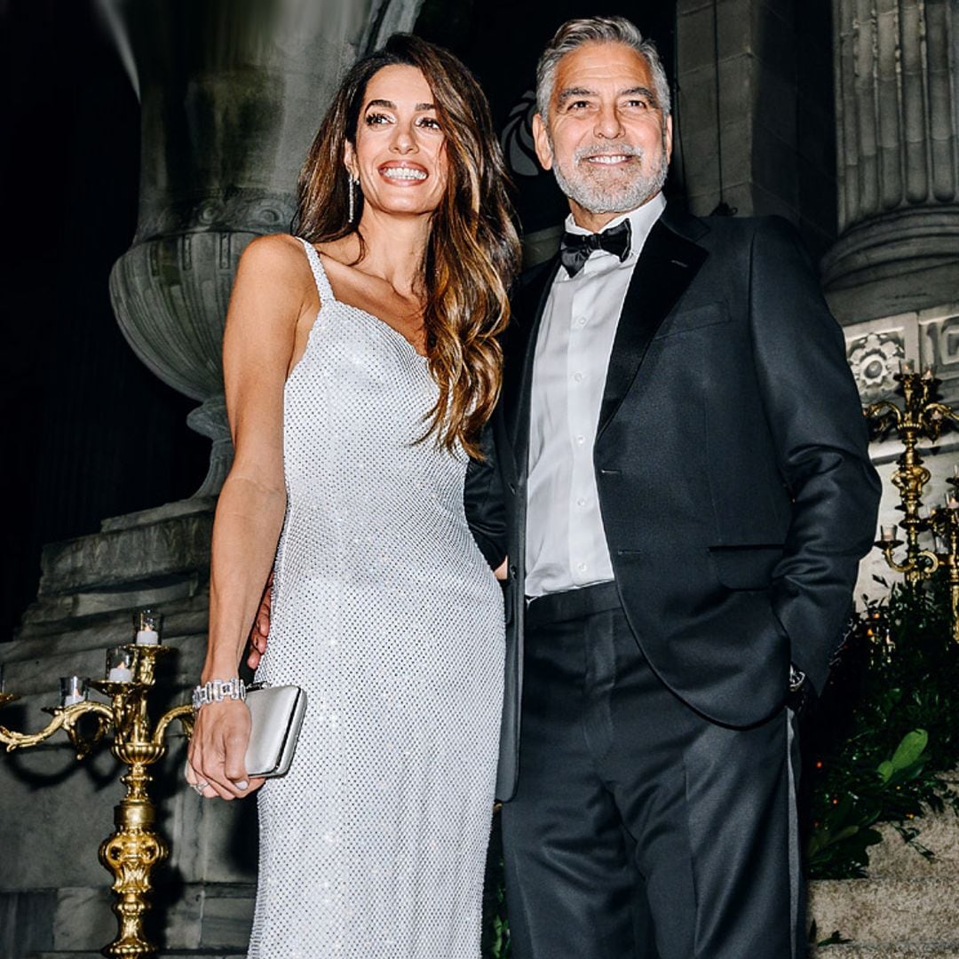 ¡Impresionante! Amal Clooney se baña en cristales con un fascinante vestido de inspiración nupcial