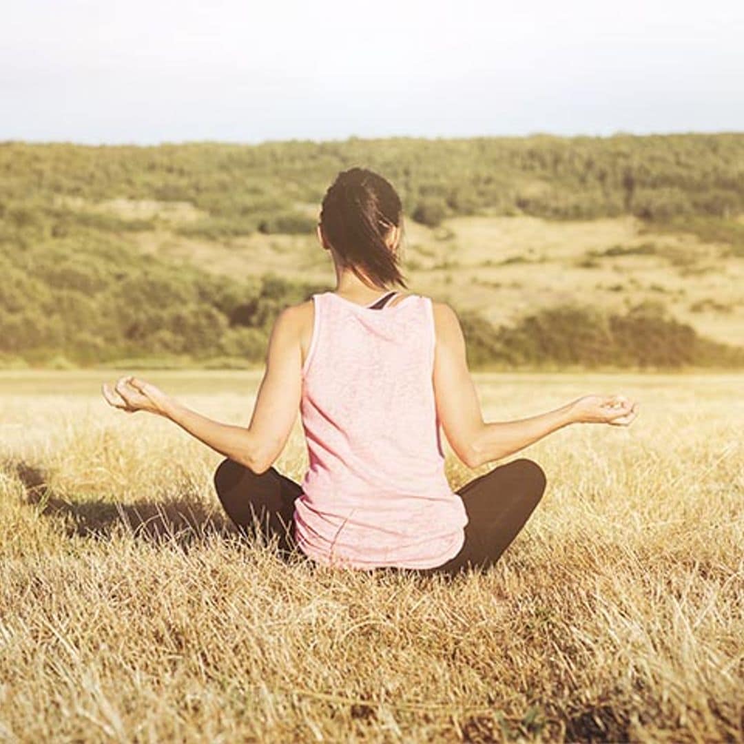 Practica yoga al aire libre