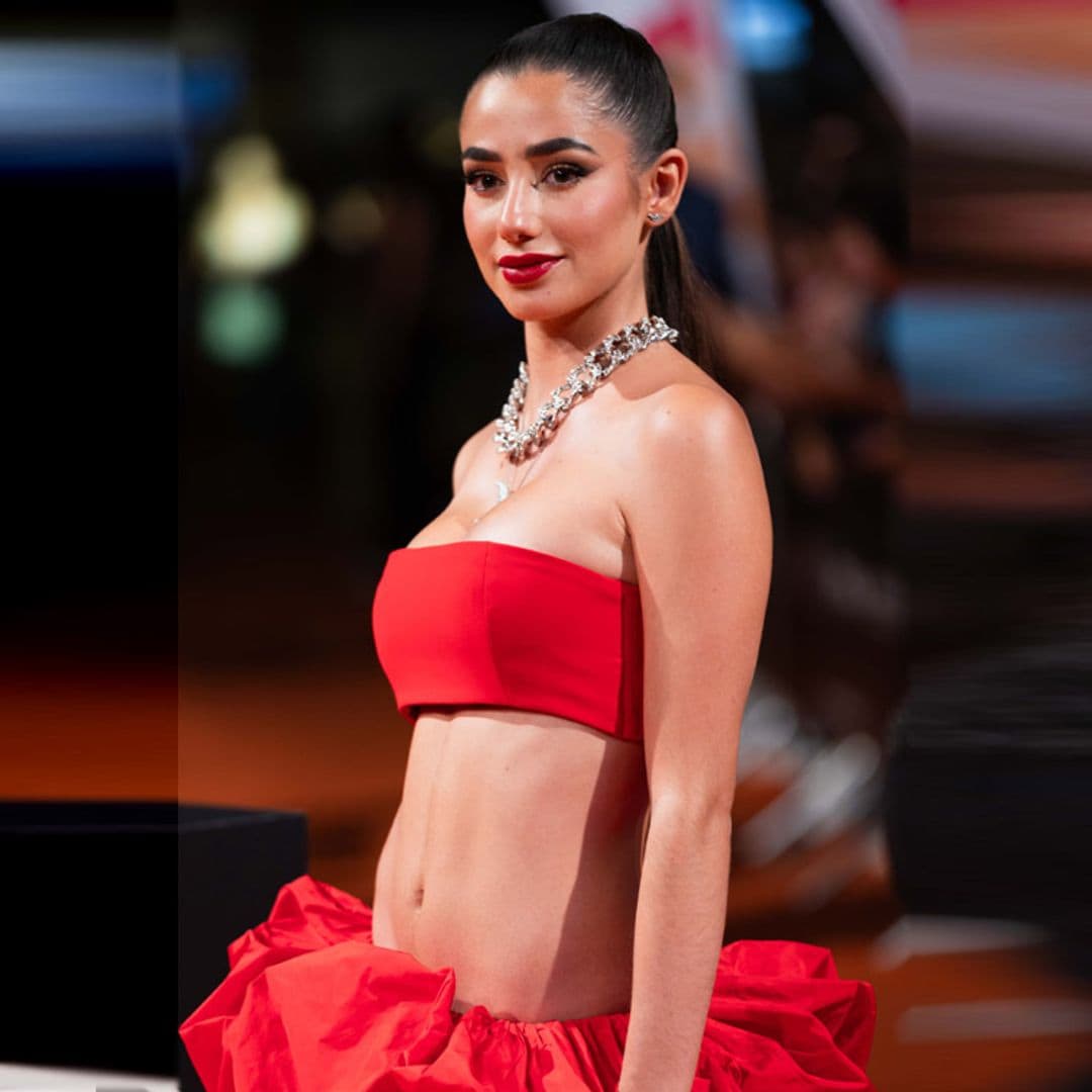 Lola Lolita, tras los pasos de Zendaya con el conjunto rojo que permite presumir de abdomen en citas de gala