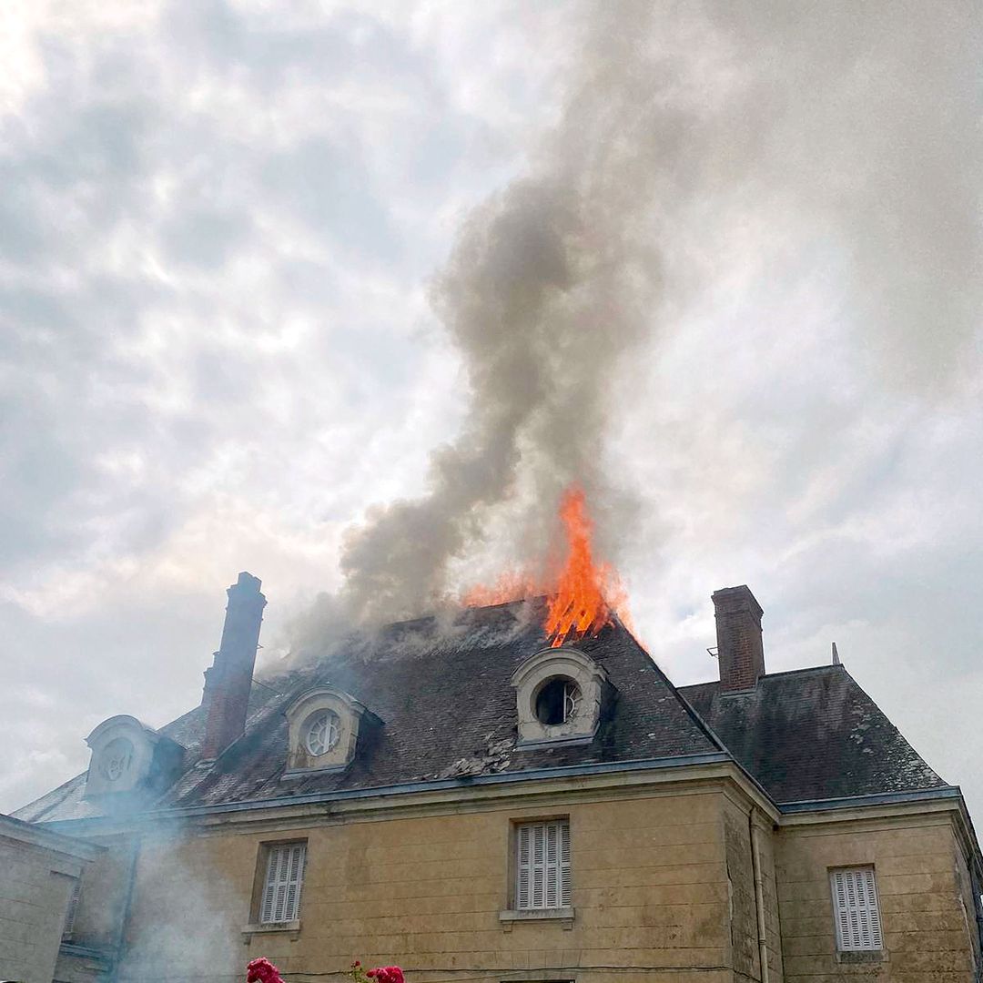  En 2021, un incendio devastó uno de los pabellones del castillo, considerado monumento nacional francés por su valor histórico y cultural