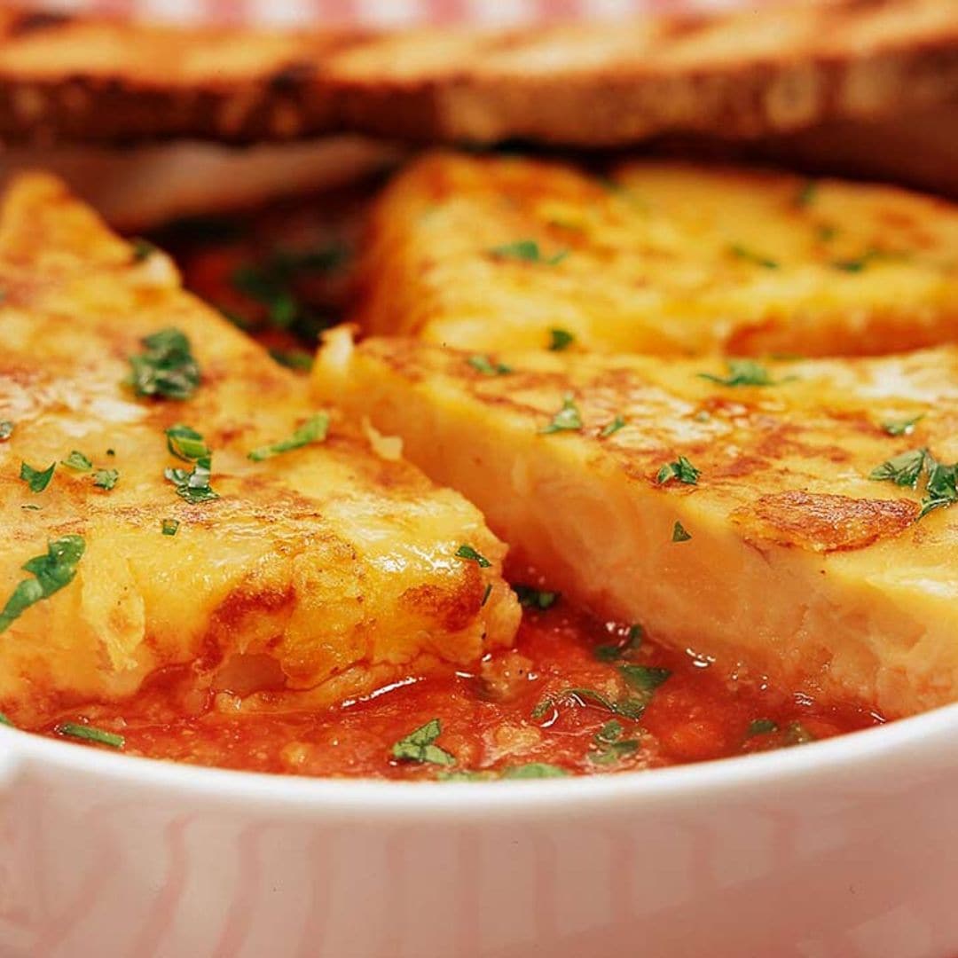 Tortilla guisada en salsa de tomate