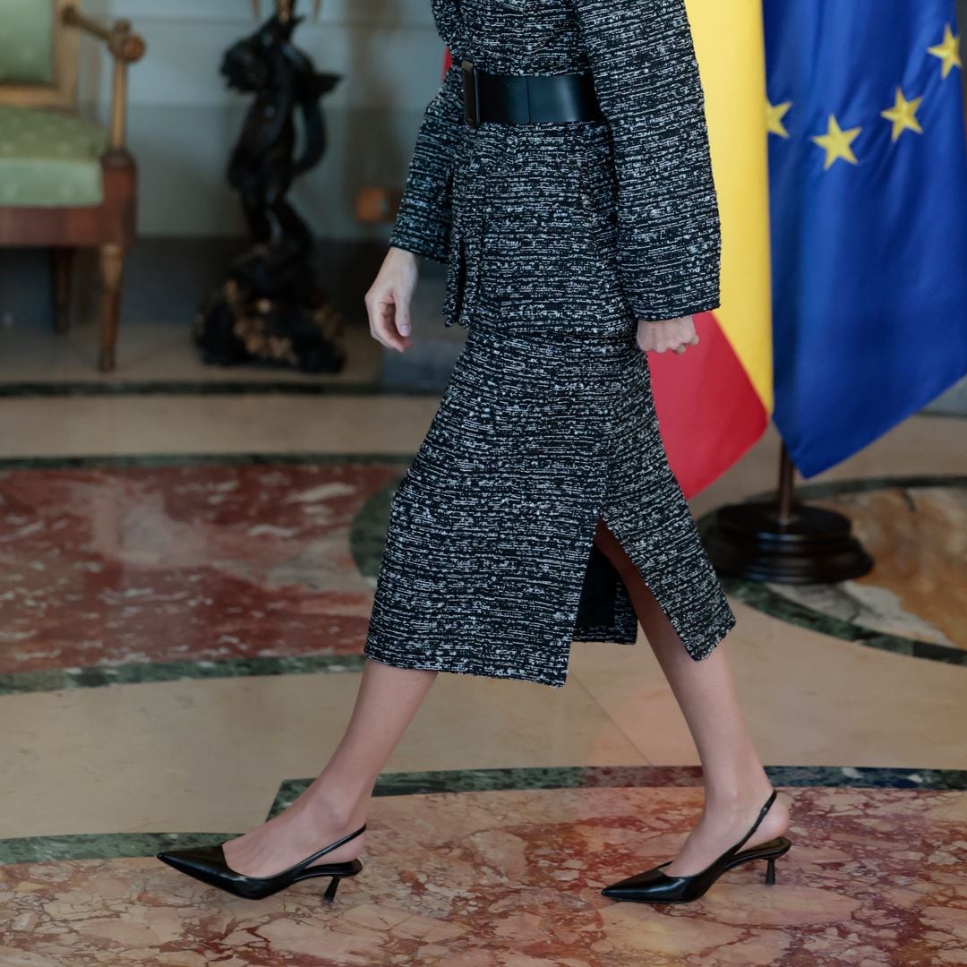 La reina Letizia en las oficinas de la FAO en Roma con un look de tweed negro y salones cómodos