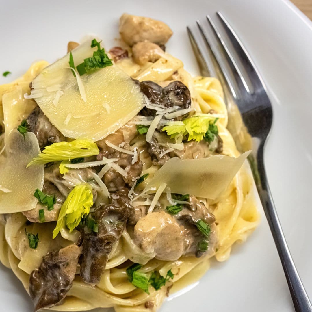 Pasta con pollo de corral, colmenillas y foie