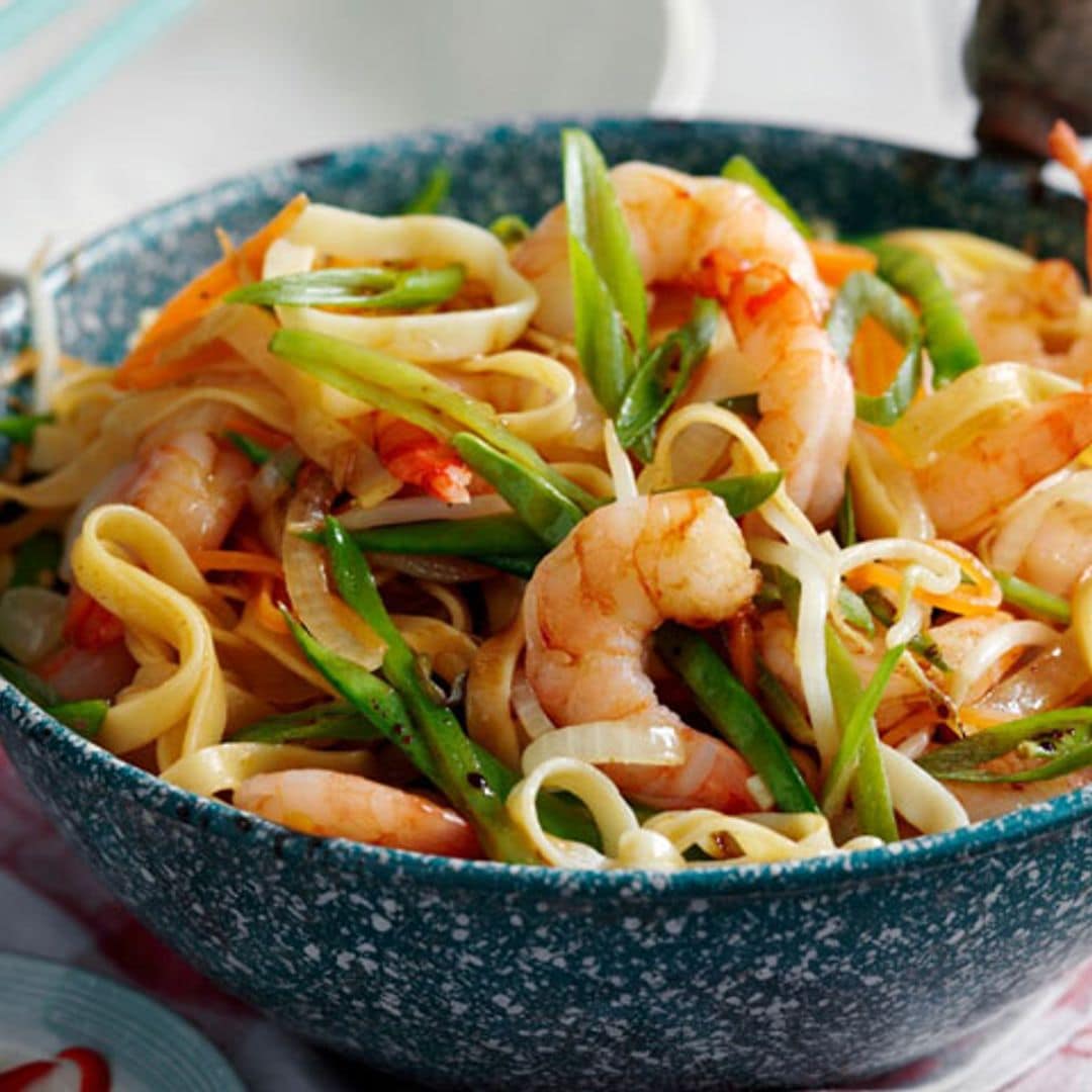 Wok de 'noodles' con gambas y verduras