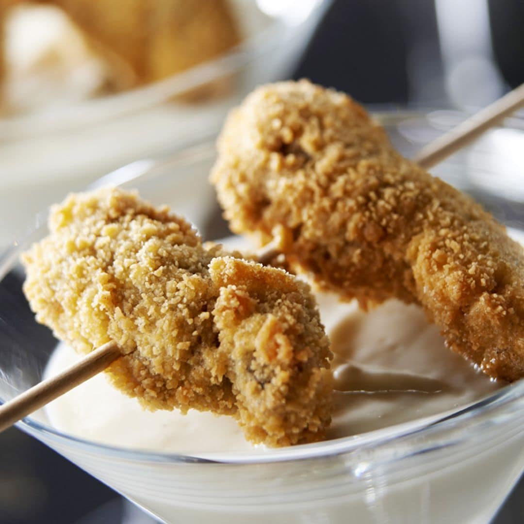 Brocheta de cigalas empanadas con crema de coco