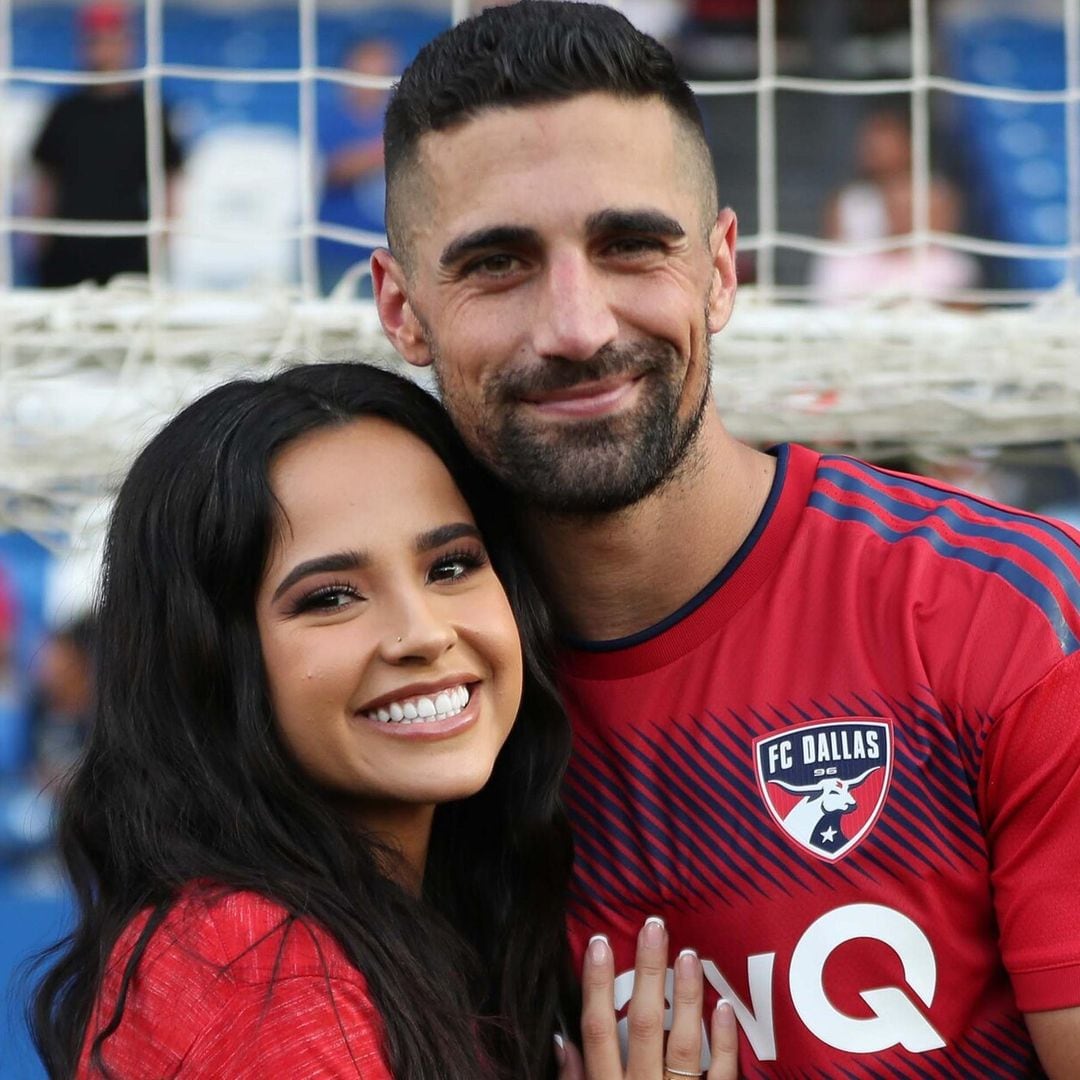 Becky G y Sebastian Lletget revelan los románticos detalles de su compromiso