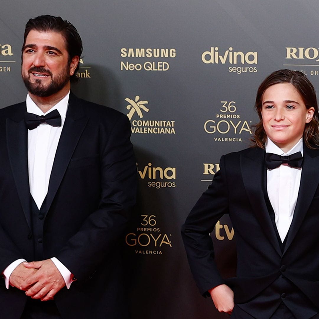 Antonio Orozco acude a la gala de los Goya con su hijo Jan y lleva un amuleto de su niña recién nacida