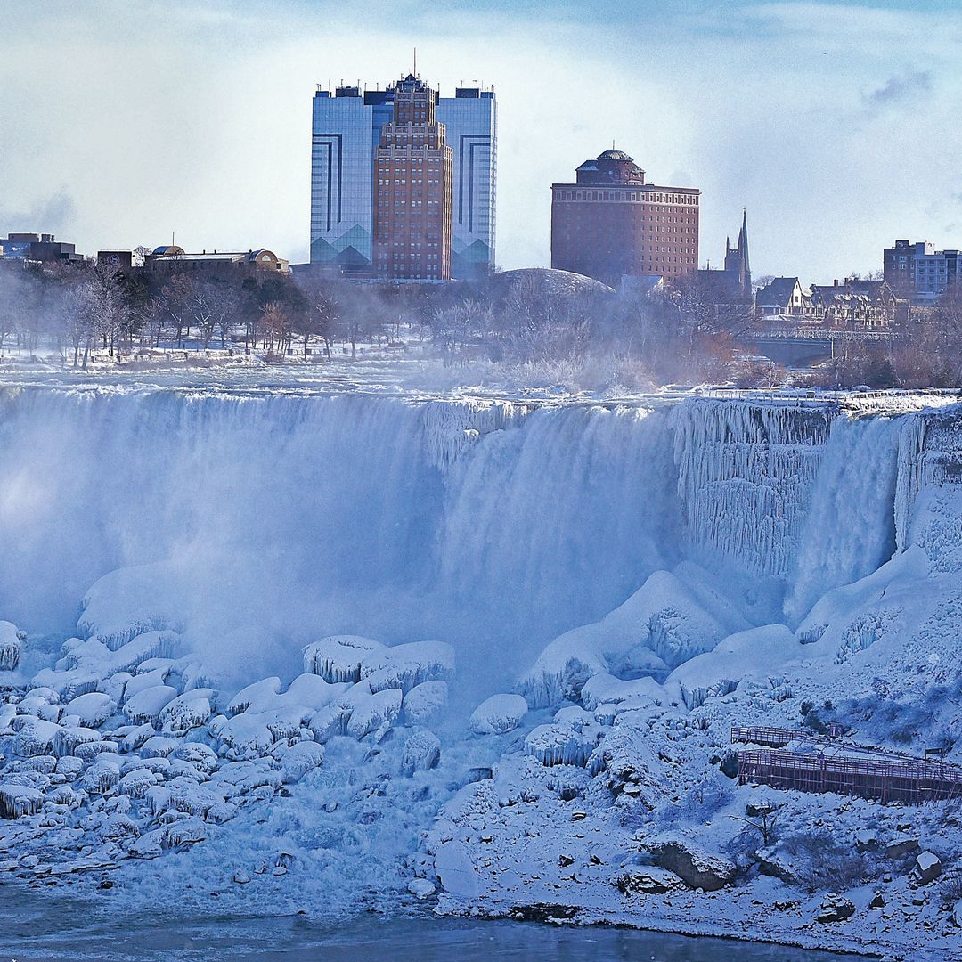 Un asombroso espectáculo invernal: se congelan las cataratas del niágara