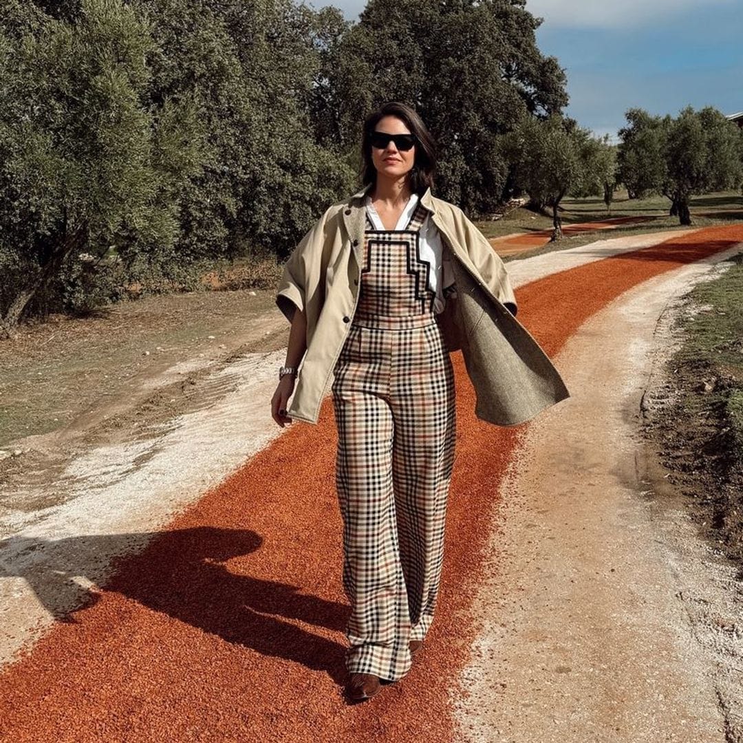 El conjunto de Isabelle Junot para pasar un día en el campo: mono de cuadros y gabardina-capa