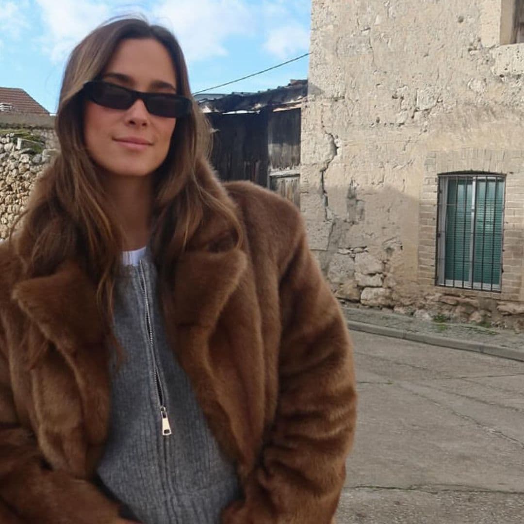 María Pombo estrena el abrigo de pelo que la ha unido con las europeas más estilosas y querrás fichar en rebajas