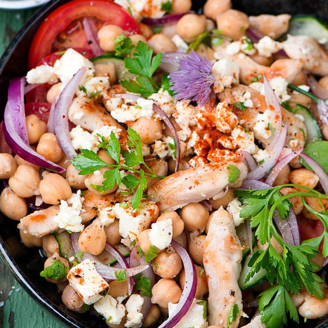 Ensalada templada de garbanzos con pollo