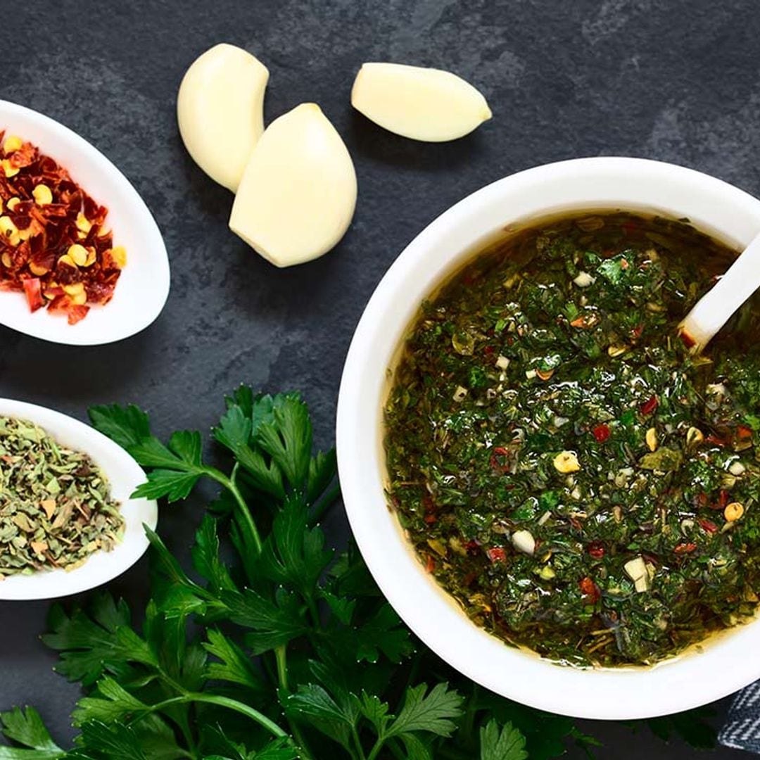 Cómo hacer chimichurri casero como si fueras un parrillero argentino