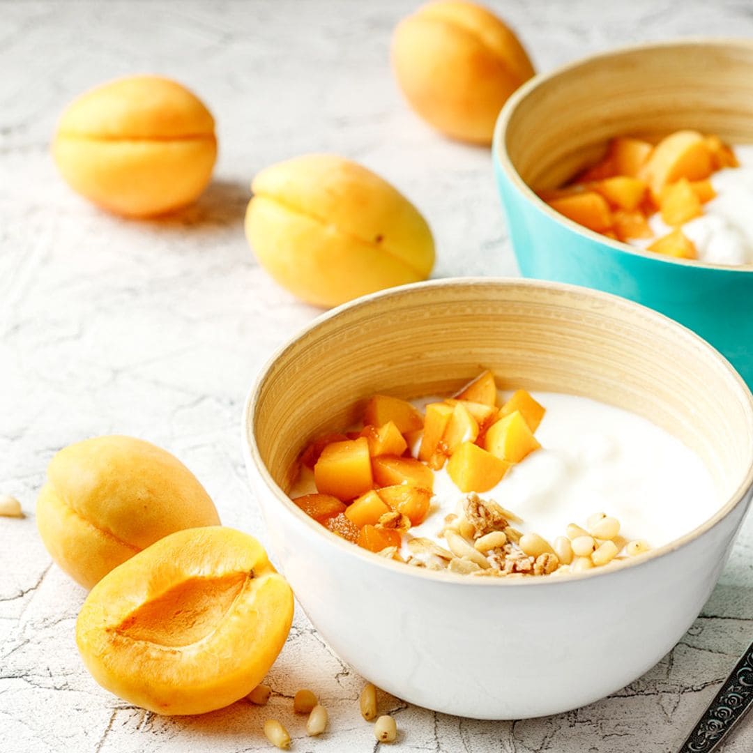 'Bowl' de albaricoques, granola y yogur