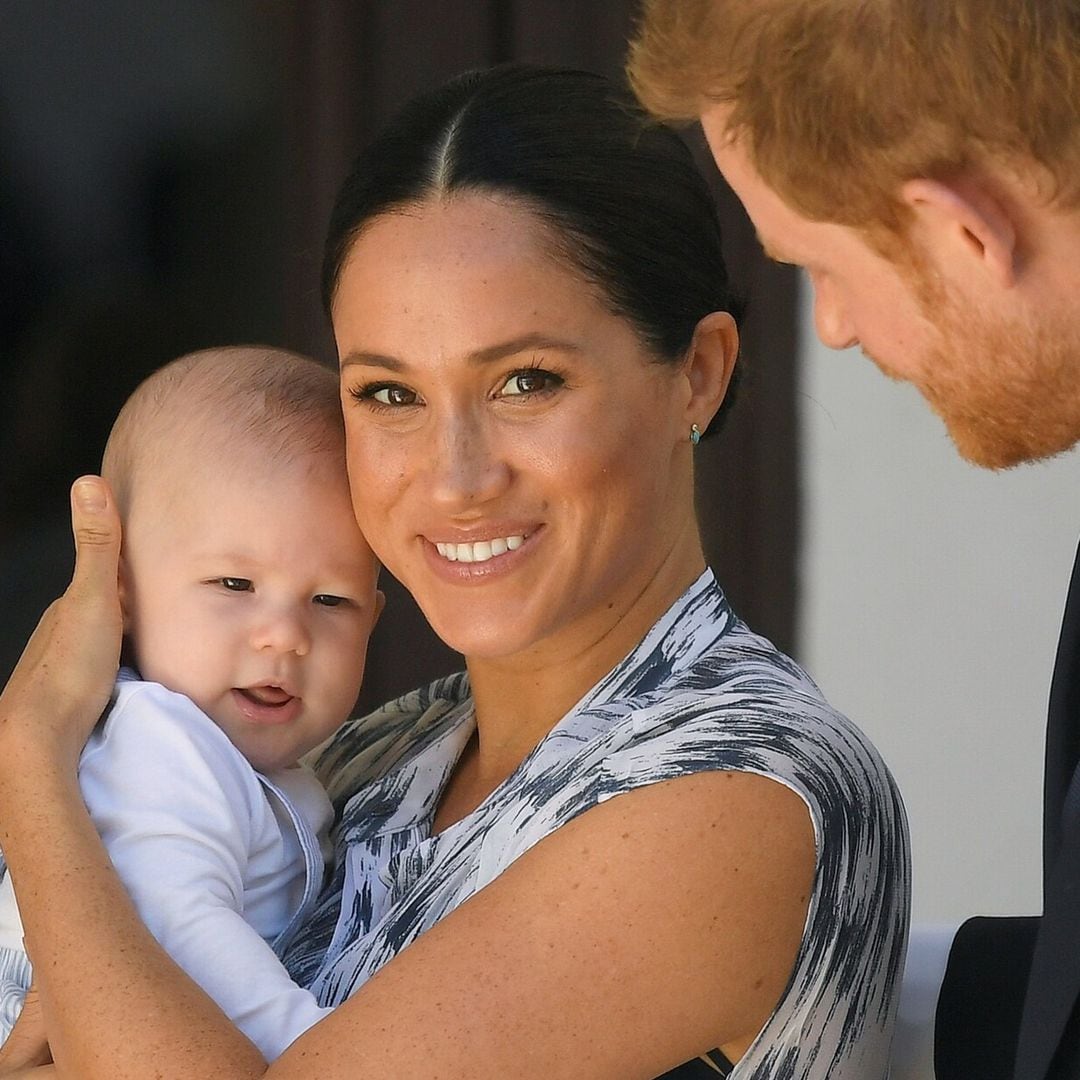 Meghan Markle, el príncipe Harry y su hijo Archie, reaparecen en una nueva fotografía familiar