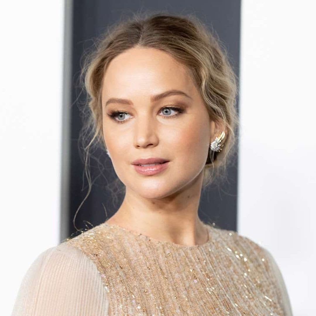 Del vestido de gala a uno con guiño español: Jennifer Lawrence luce embarazo ¡y estilazo!