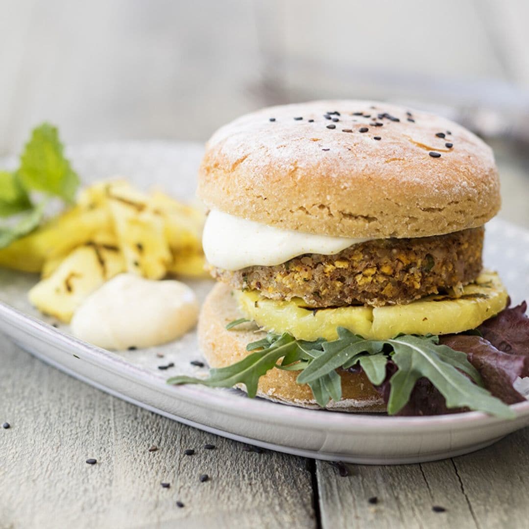 Hamburguesa vegana de altramuces y quinoa con piña