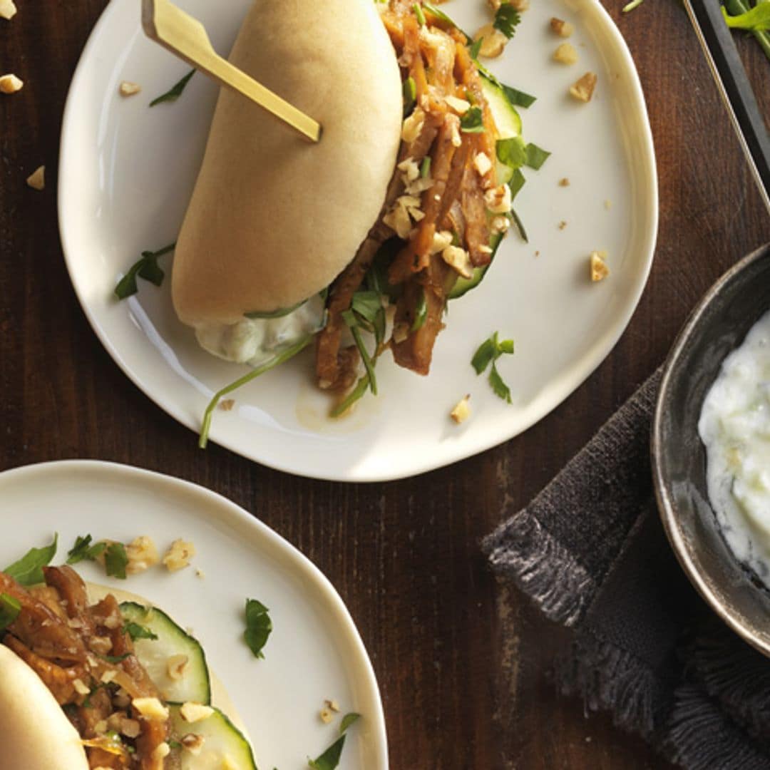 Baos de tempeh, crema agria, pepino y nueces