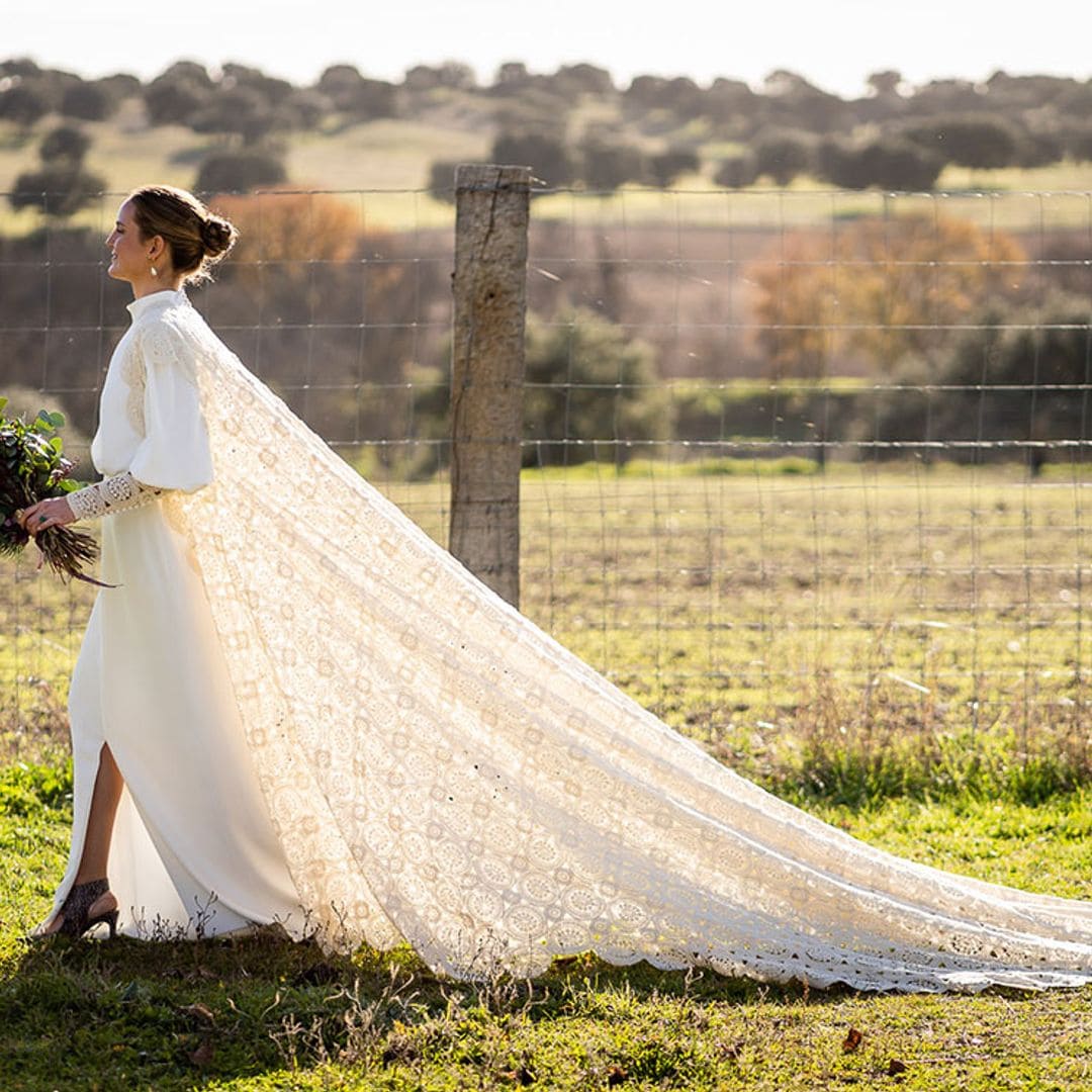 Inma, la novia de las flores burdeos y la capa de ganchillo