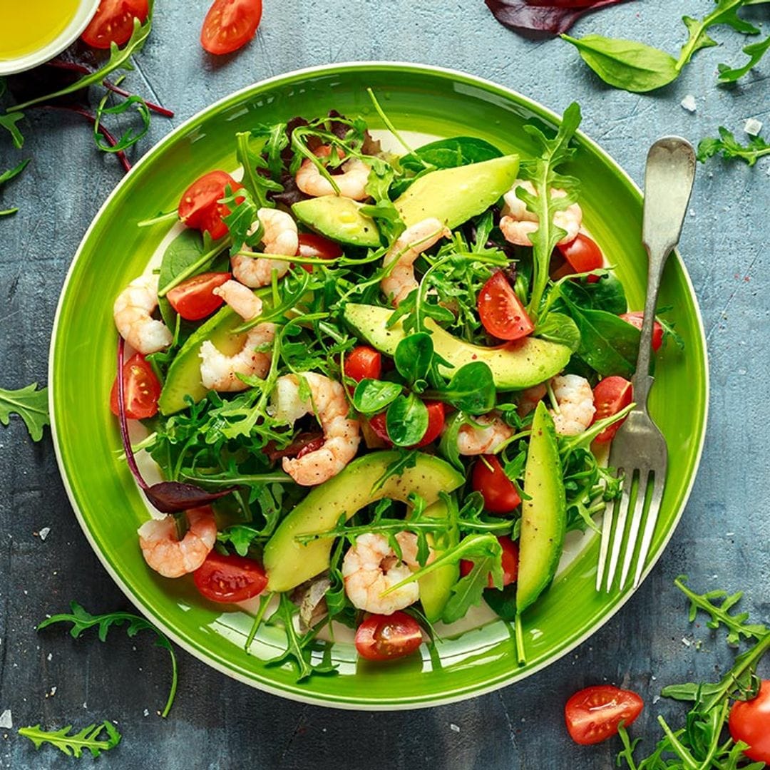 Ensalada de gambas, aguacate y tomates cherry