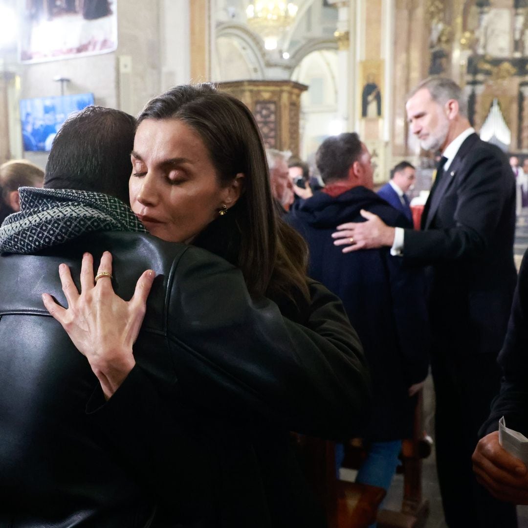 Las emotivas imágenes de los Reyes mostrando su cariño a las víctimas de la DANA en la misa funeral de Valencia