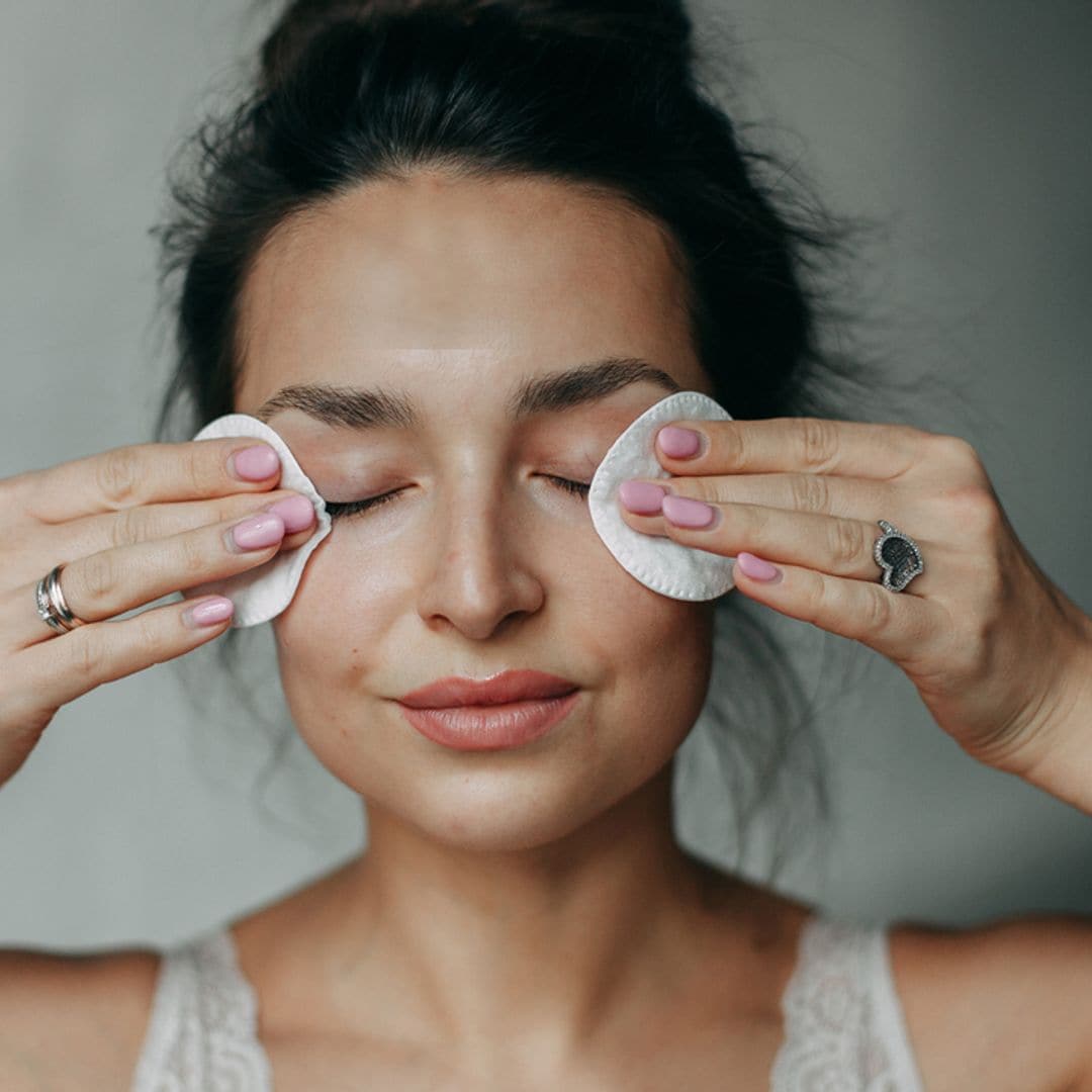 Despídete de las rojeces y las irritaciones con estos limpiadores faciales para pieles sensibles