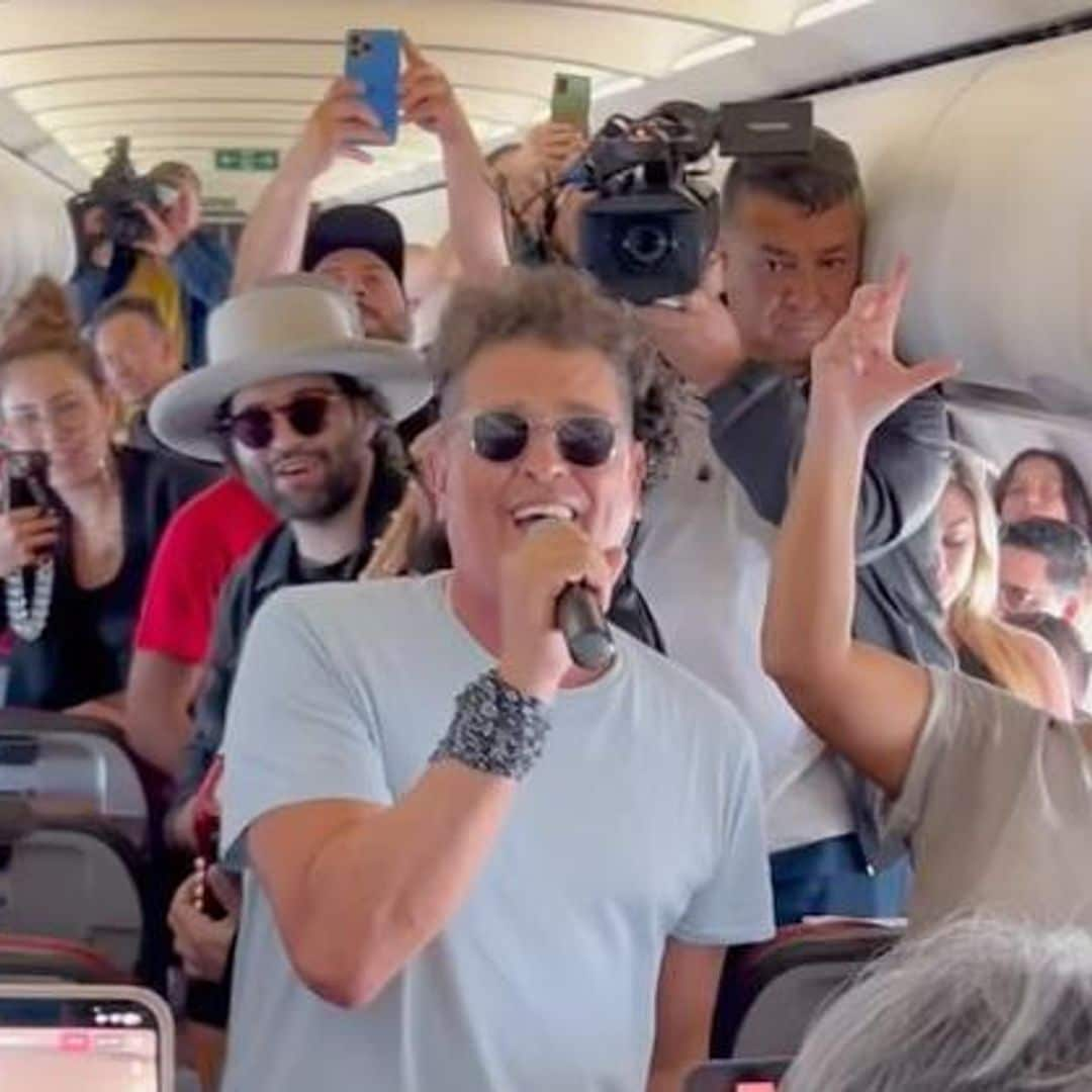 Carlos Vives pone a cantar y bailar a todos los pasajeros de un avión