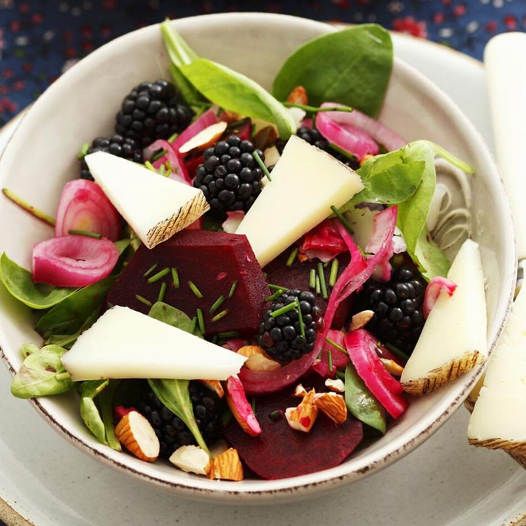 Ensalada de moras, queso manchego, almendras y remolacha