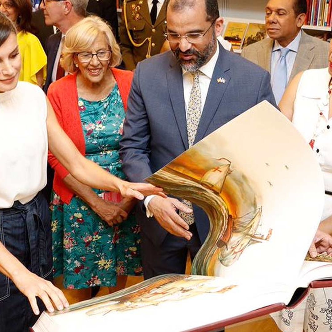 Una colección para sus hijas y obras escritas por mujeres, las compras de la Reina en la Feria del Libro