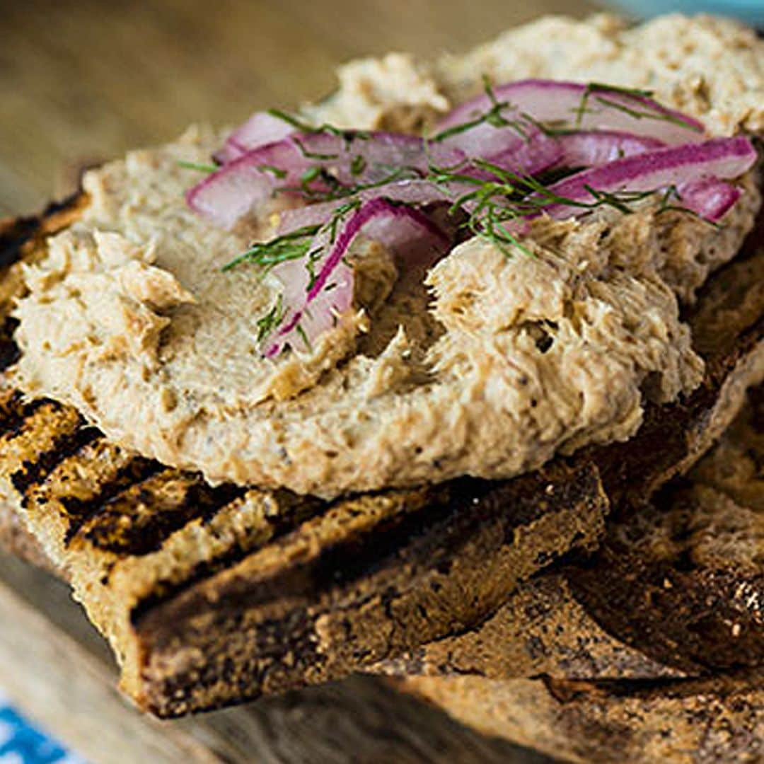 Tosta de atún y cebolla morada