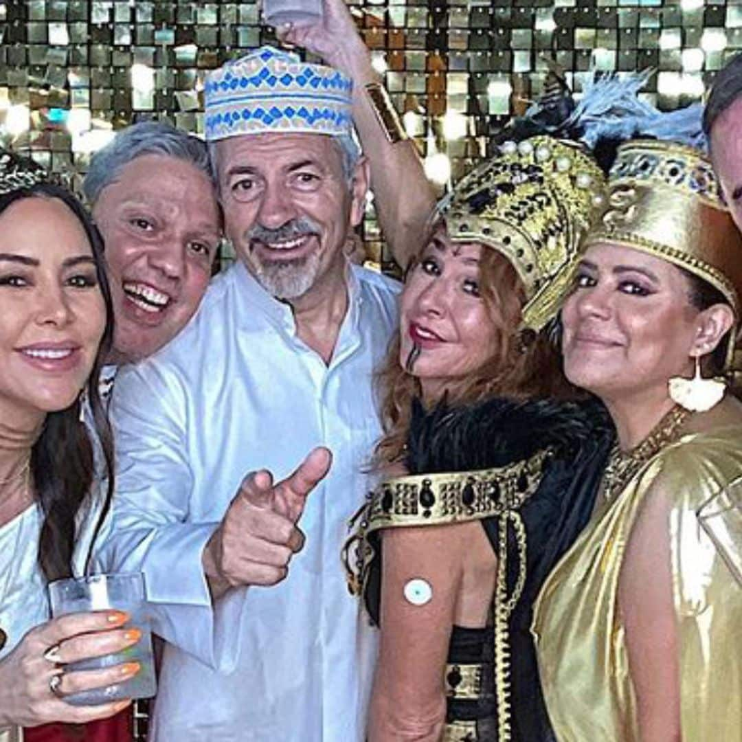 La divertidísima 'pool party' de disfraces de Carlos Sobera junto a su mujer y otros rostros conocidos