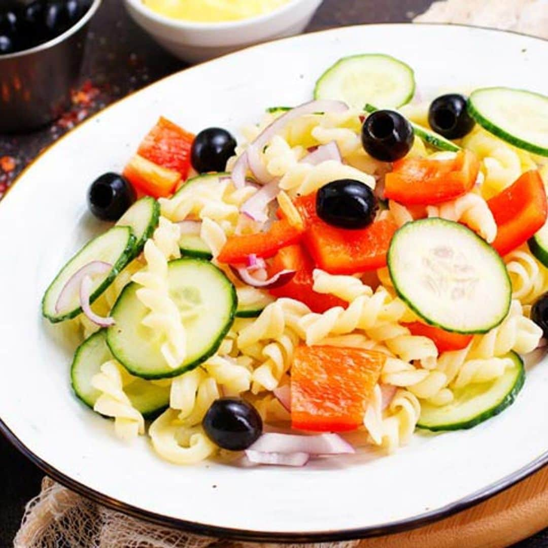 Ensalada de pasta con pimiento y aceitunas negras