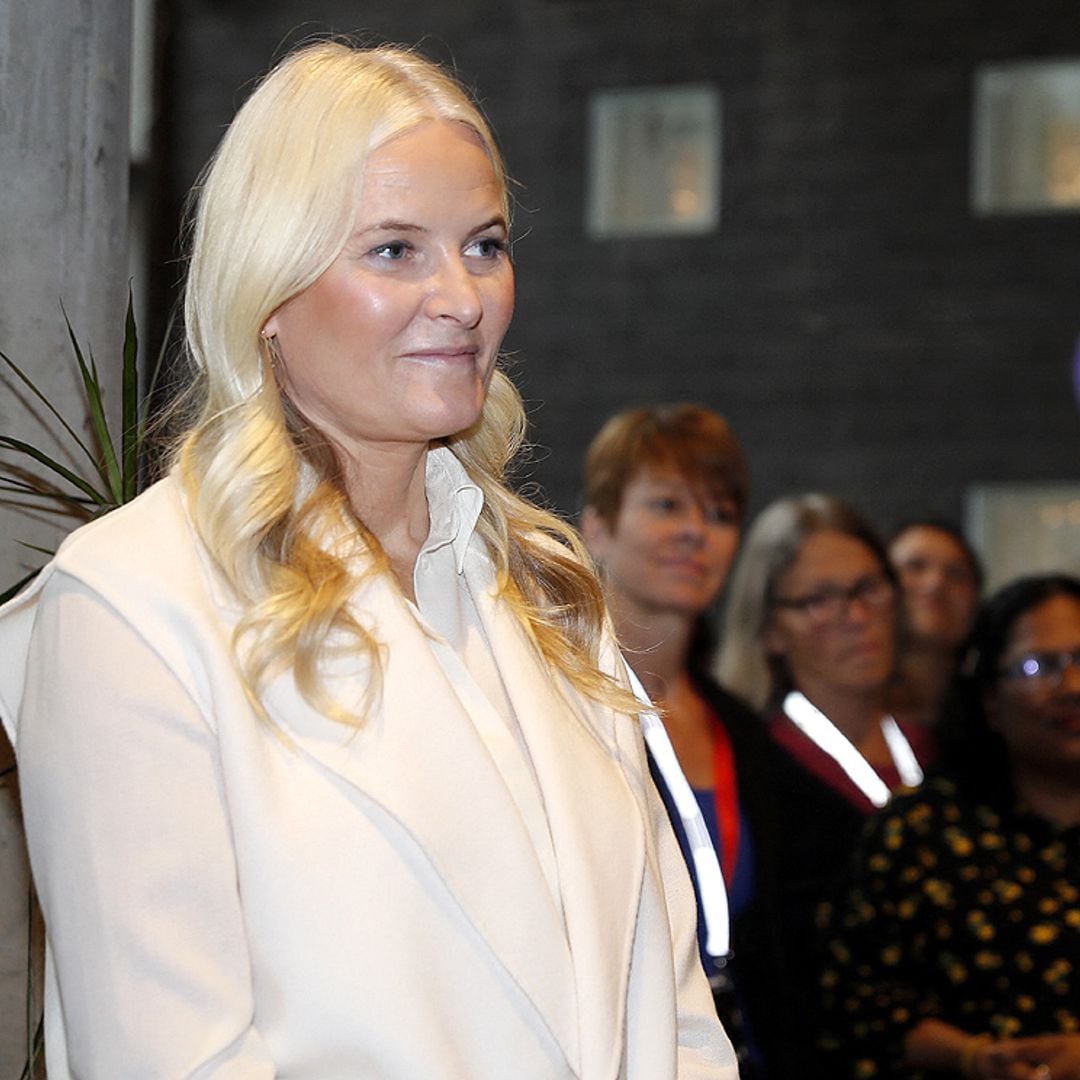 Mette-Marit de Noruega obligada a abandonar un acto por problemas de salud