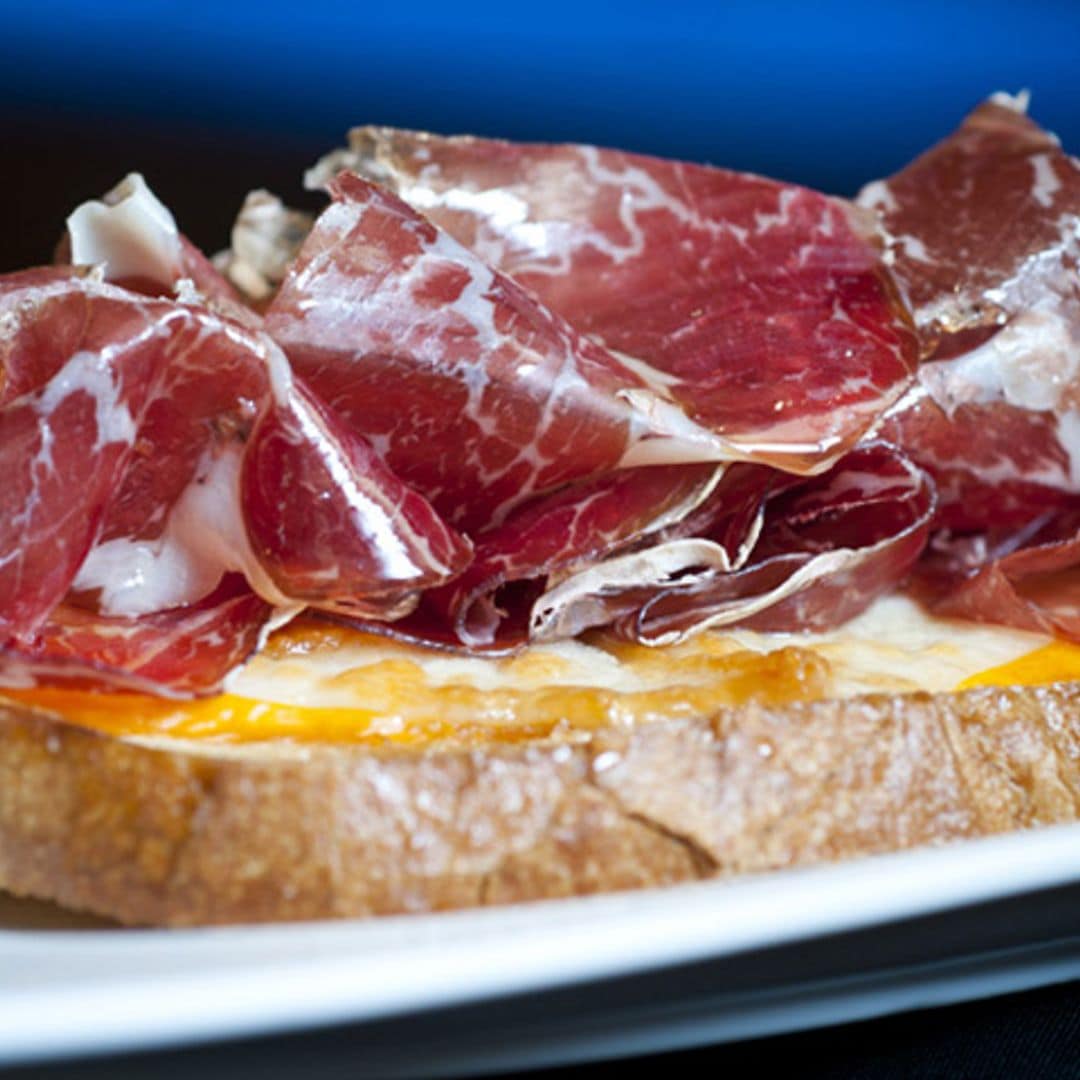 Tosta de cecina con queso zamorano y salmorejo