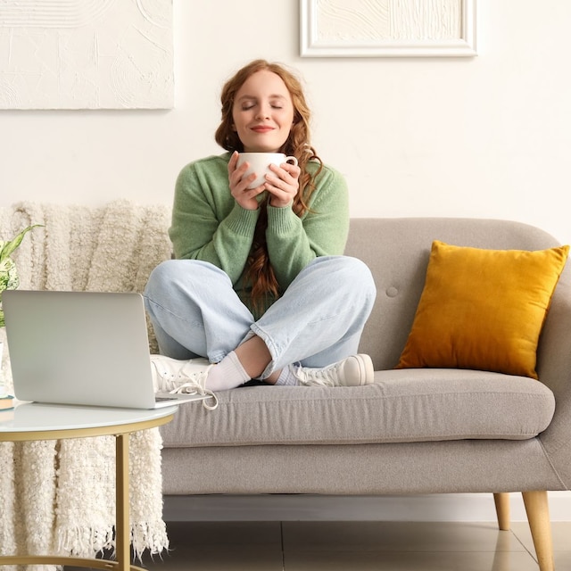 mujer relajada en el sofá tomando una infusión