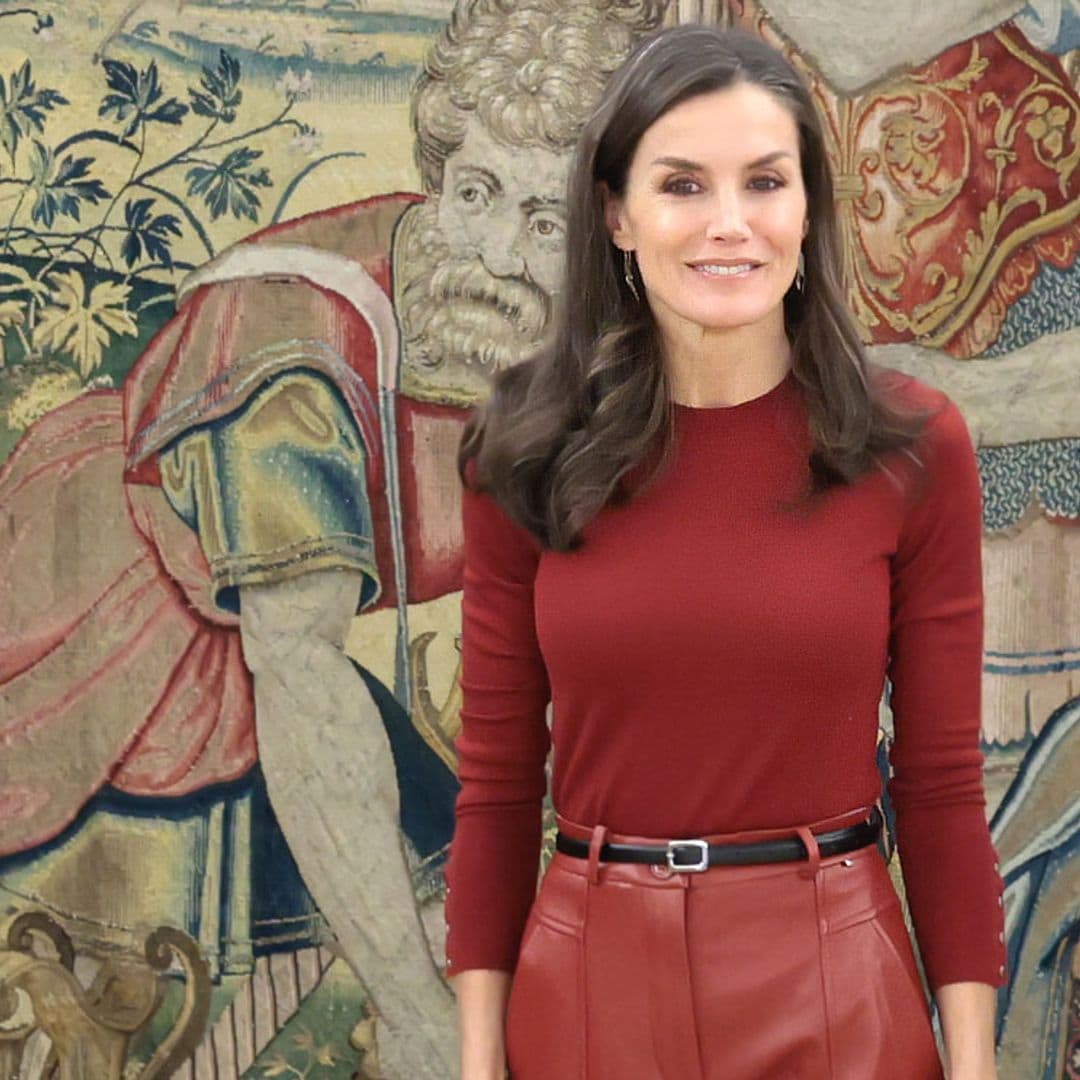 Doña Letizia replica su cañero look con 'carrot pants' de cuero rojo