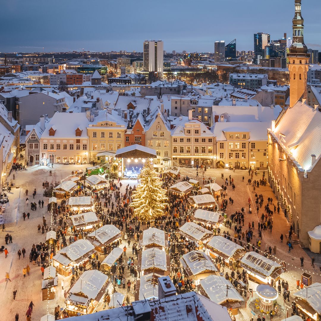 Mercado de Navidad en la plaza del Ayuntamiento de Tallin, Estonia