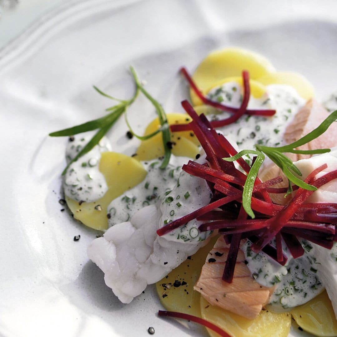 Pescado en papillote con patatas y salsa de yogur con hierbas aromáticas